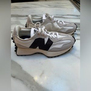 New Balance 327. Black and White. Size 5